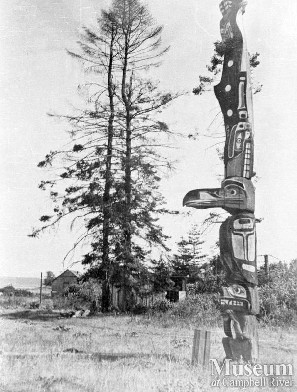 Quocksister family pole on Tyee Spit